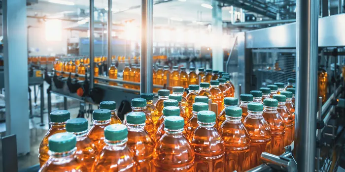 Série de bouteilles remplie dans usine